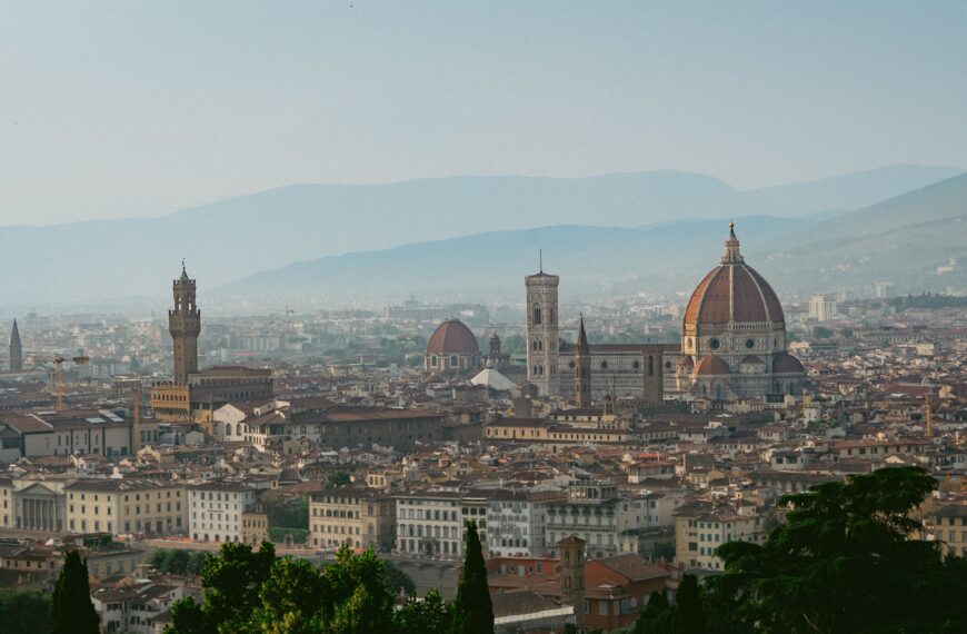 Vista del Duomo y los tejados de Florencia, capital de la Toscana