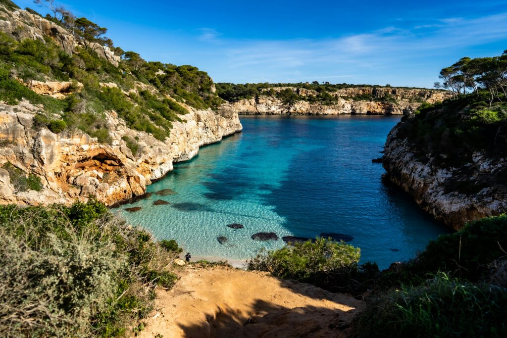 Cala tranquila de aguas turquesas en Mallorca