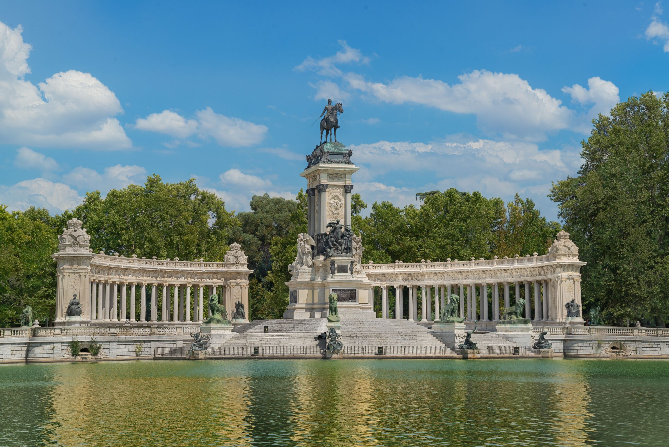 El Parque del Retiro con su estanque en el corazón de Madrid