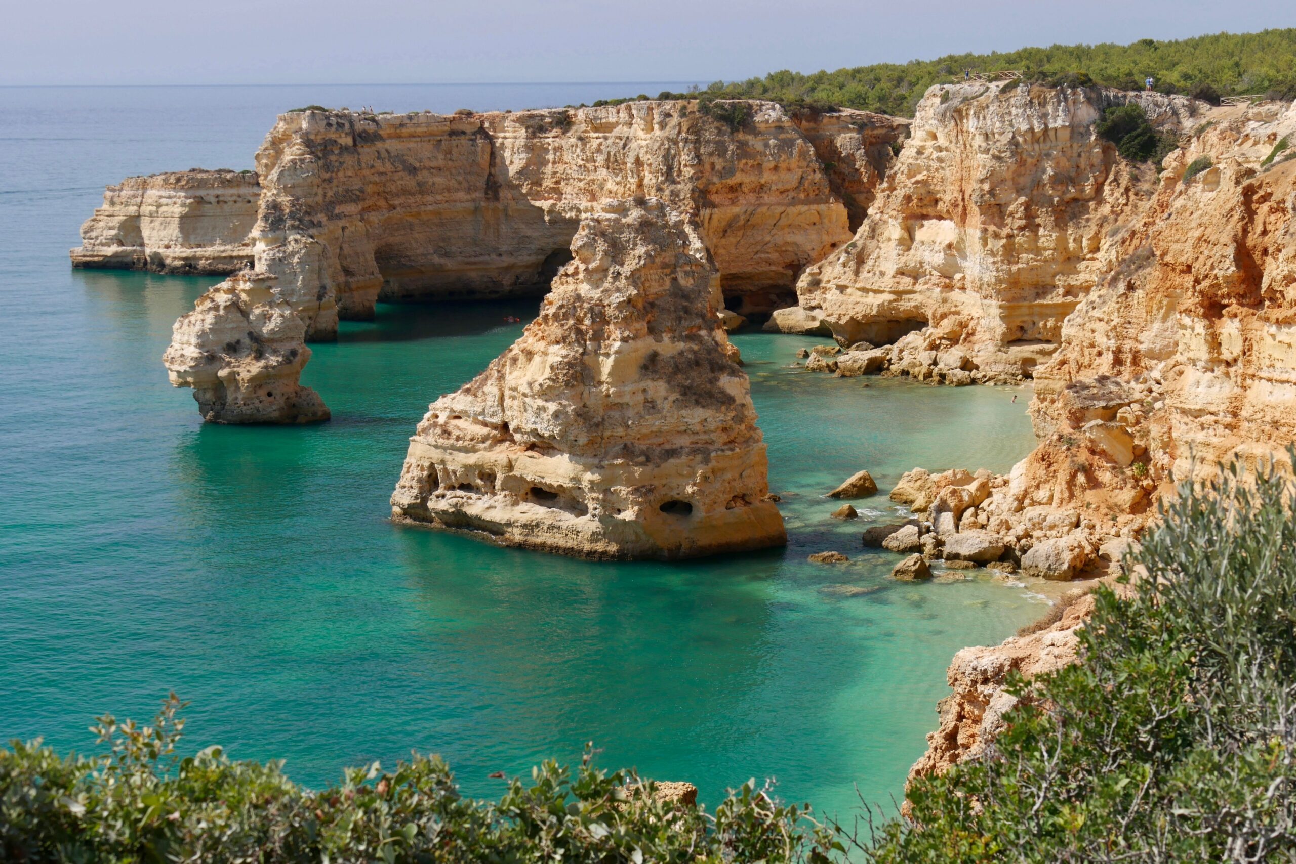 Acantilados dorados del Algarve en Portugal