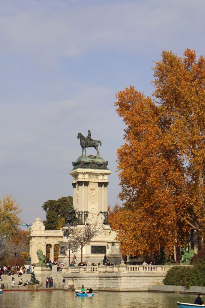 El Parque del Retiro con su famoso estanque en Madrid