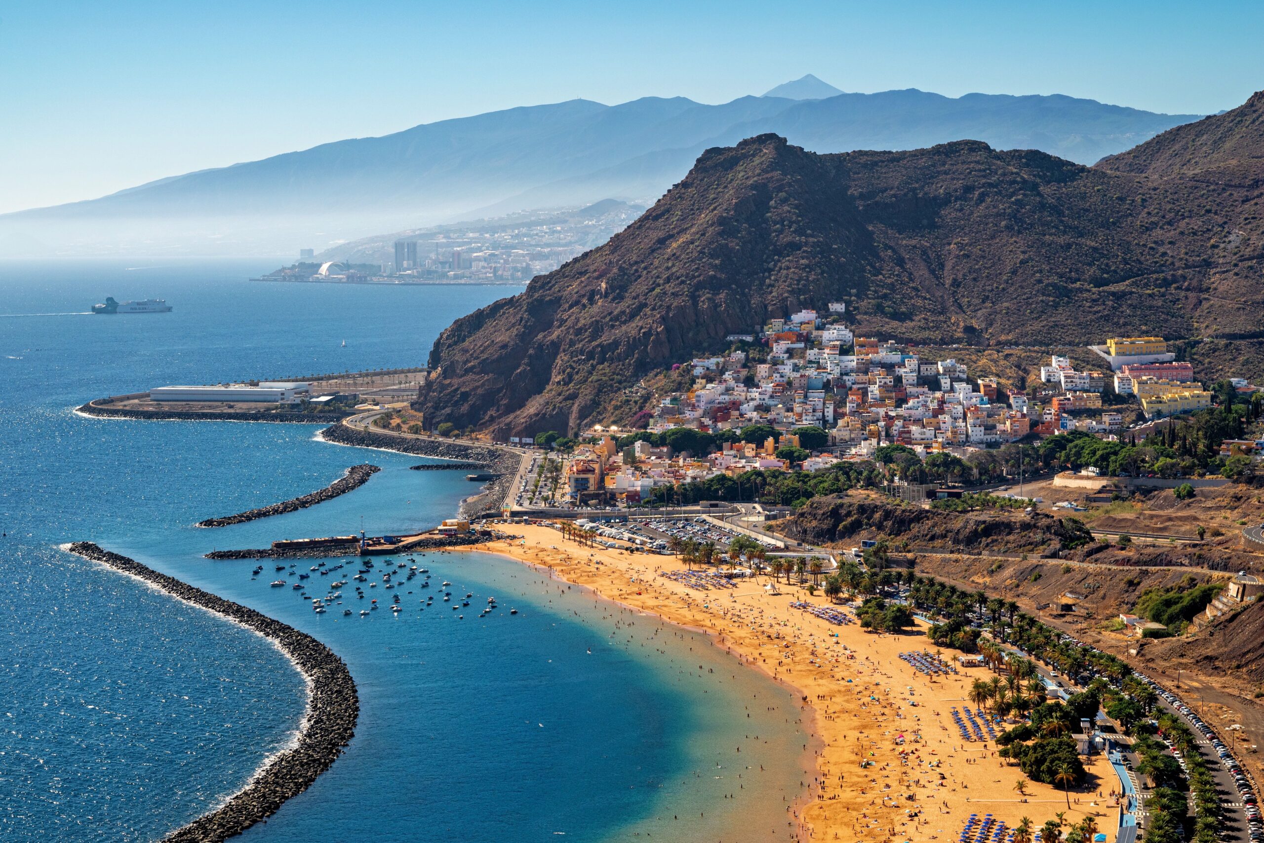 Playa de aguas turquesas en las Islas Canarias