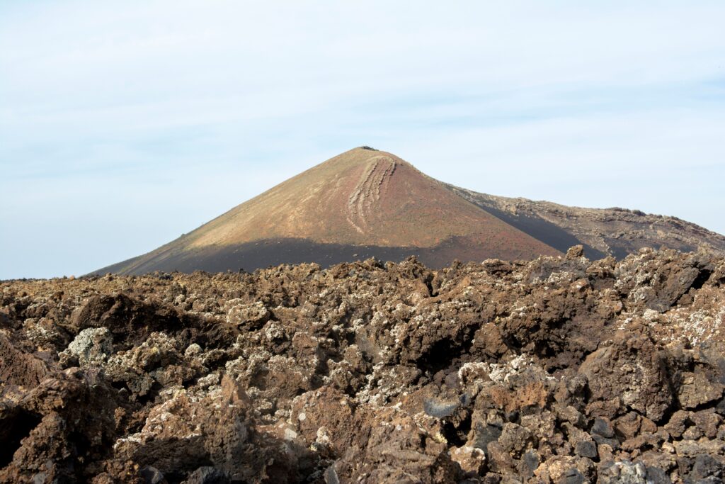Paisaje volcánico único de Lanzarote en las Islas Canarias