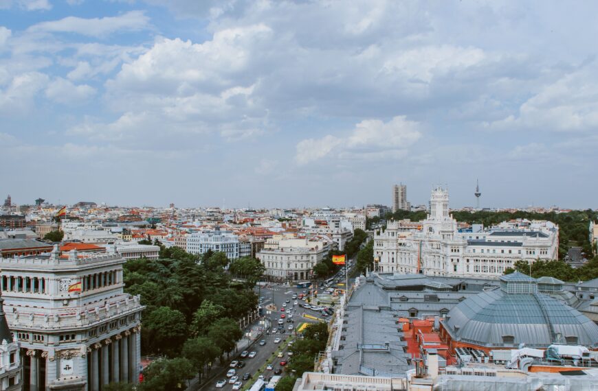 Vista panorámica del centro de Madrid con el Palacio de Cibeles al fondo