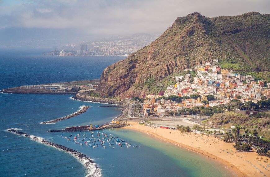 Vista aérea de la playa de Las Teresitas en Tenerife, Canarias
