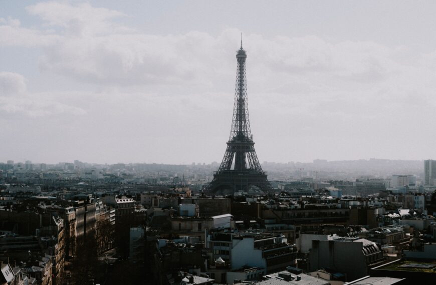 Vista panorámica de París con la Torre Eiffel al fondo