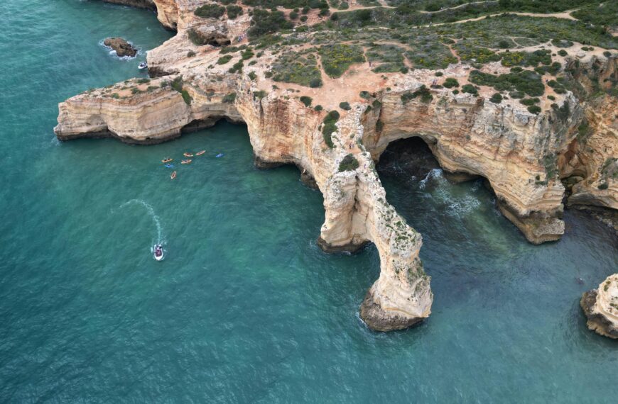 Acantilados y playa del Algarve en Portugal