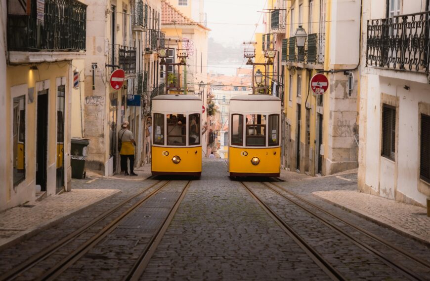 El famoso tranvía 28 recorriendo las calles históricas de Lisboa