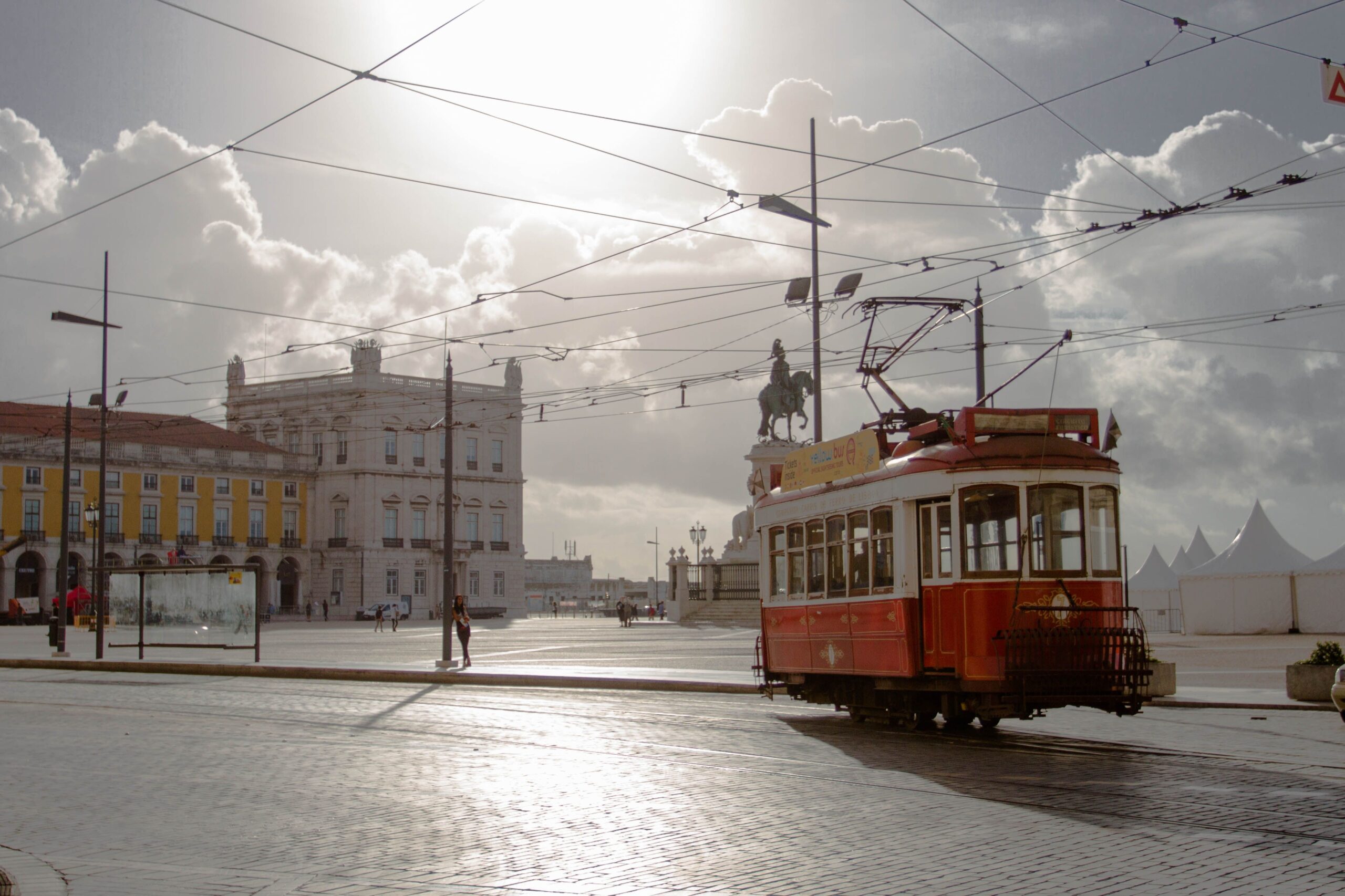 El tranvía histórico recorriendo las calles de Lisboa