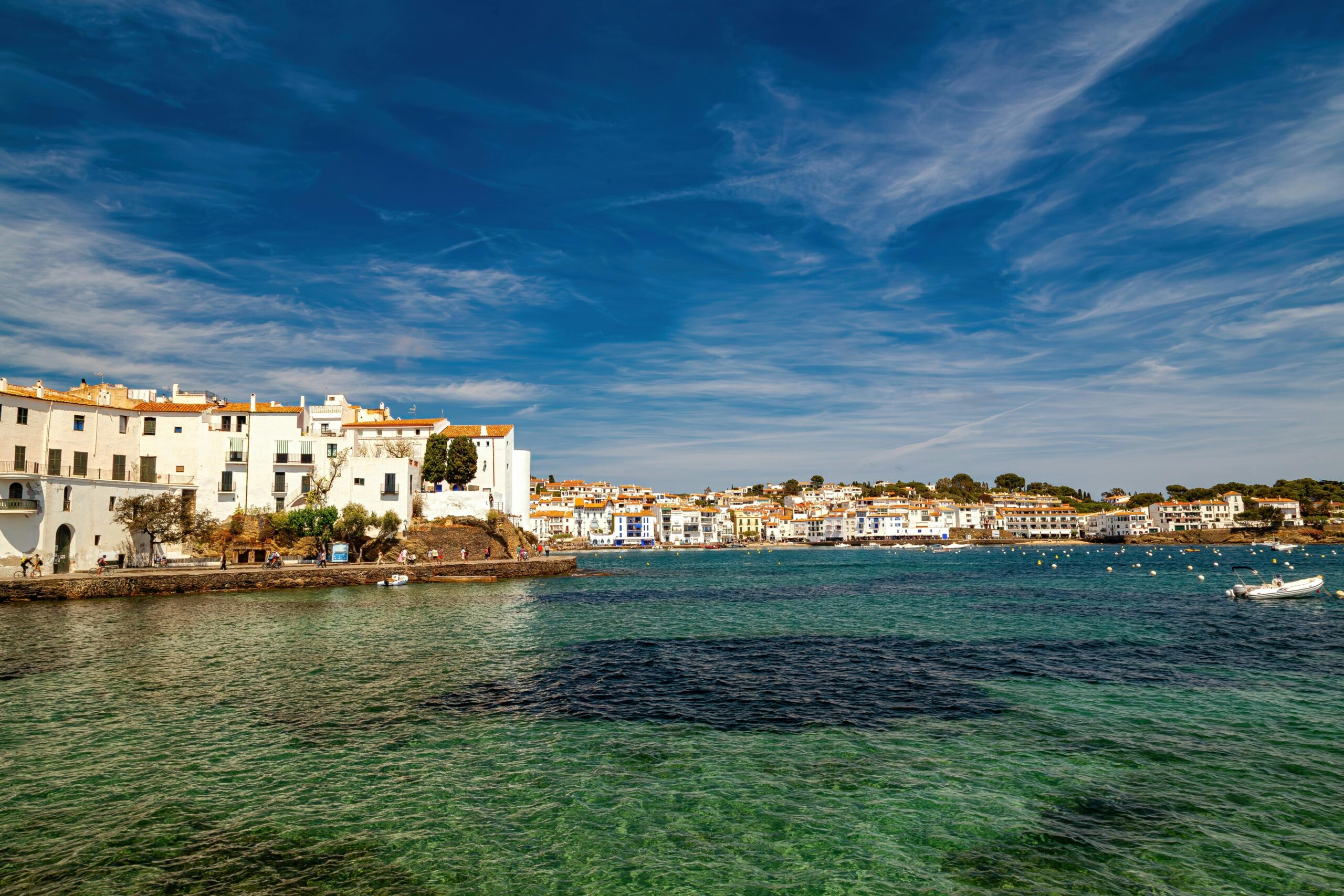 Pueblo pesquero de la Costa Brava con el mar de fondo
